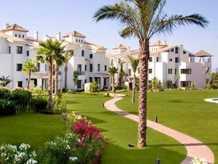 2 bedroom Apartment for sale in Benahavis with pool - € 350,000 (Ref: 10001519)
