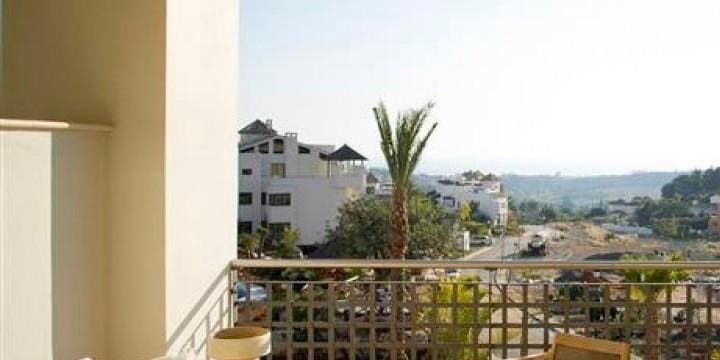 2 bedroom Apartment for sale in Benahavis with pool - € 350,000 (Ref: 10001519)