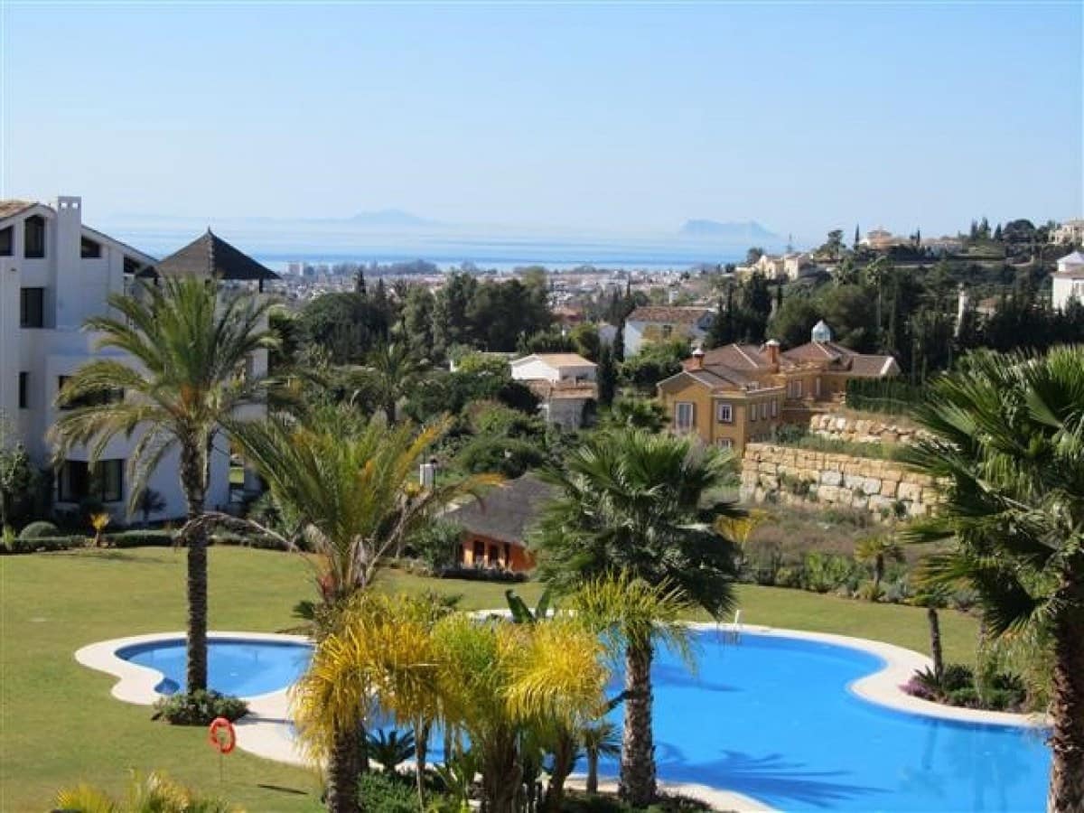 2 bedroom Apartment for sale in Benahavis with pool - € 350,000 (Ref: 10001519)