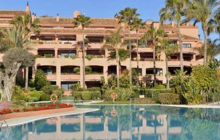 Apartamento de 2 habitaciones en Puerto Banus en venta con piscina garaje - 1.790.000 € (Ref: 10001525)