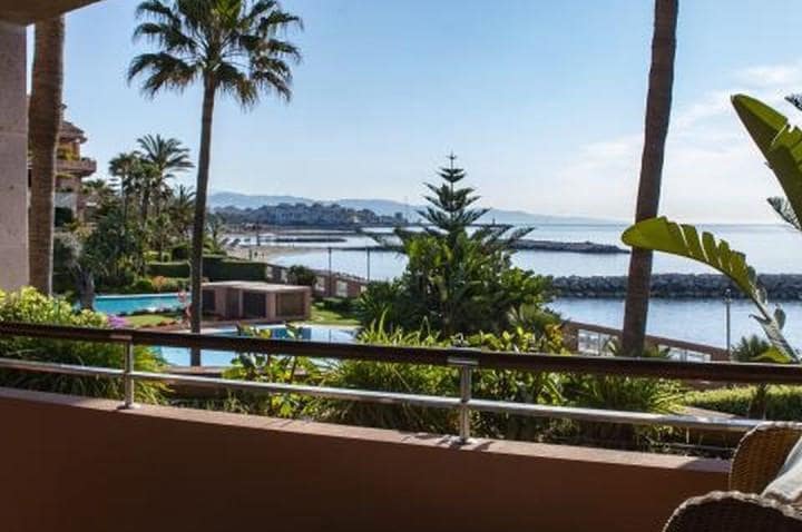 Apartamento de 2 habitaciones en Puerto Banus en venta con piscina garaje - 1.790.000 € (Ref: 10001525)