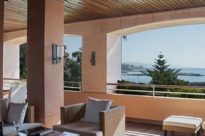 Apartamento de 2 habitaciones en Puerto Banus en venta con piscina garaje - 1.790.000 € (Ref: 10001525)