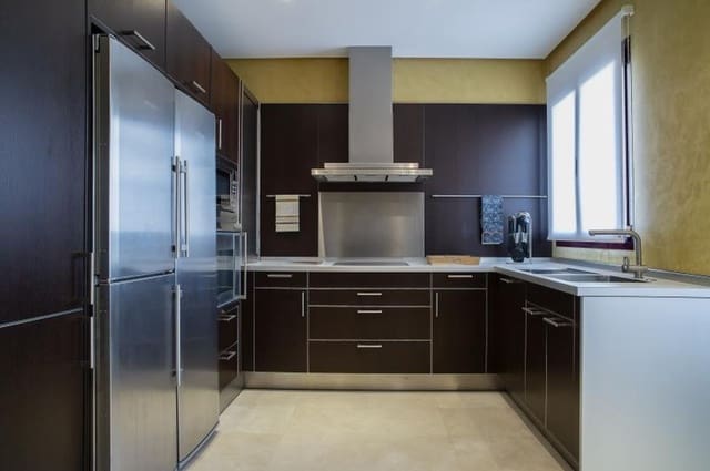 Apartamento de 2 habitaciones en Puerto Banus, Marbella en venta con piscina garaje - 1.790.000 € (Ref: 10001525)