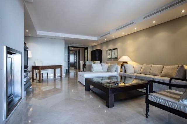Apartamento de 2 habitaciones en Puerto Banus, Marbella en venta con piscina garaje - 1.790.000 € (Ref: 10001525)