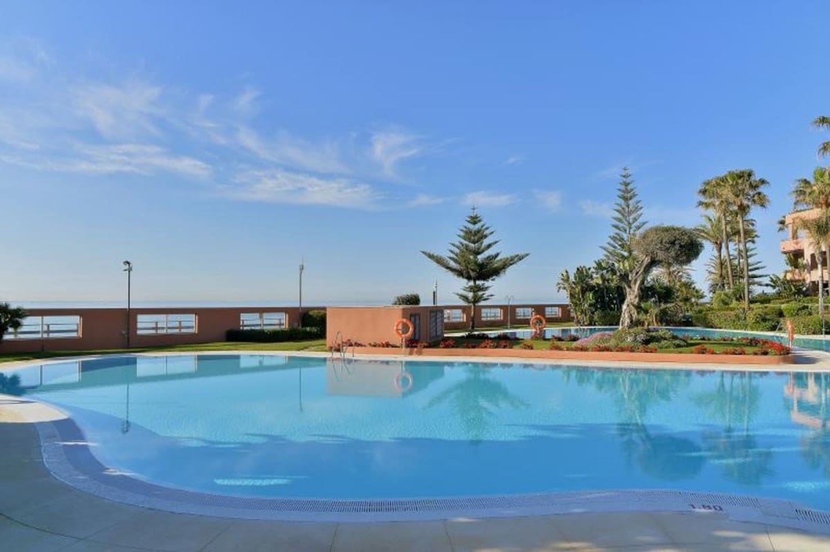 Apartamento de 2 habitaciones en Puerto Banus en venta con piscina garaje - 1.790.000 € (Ref: 10001525)