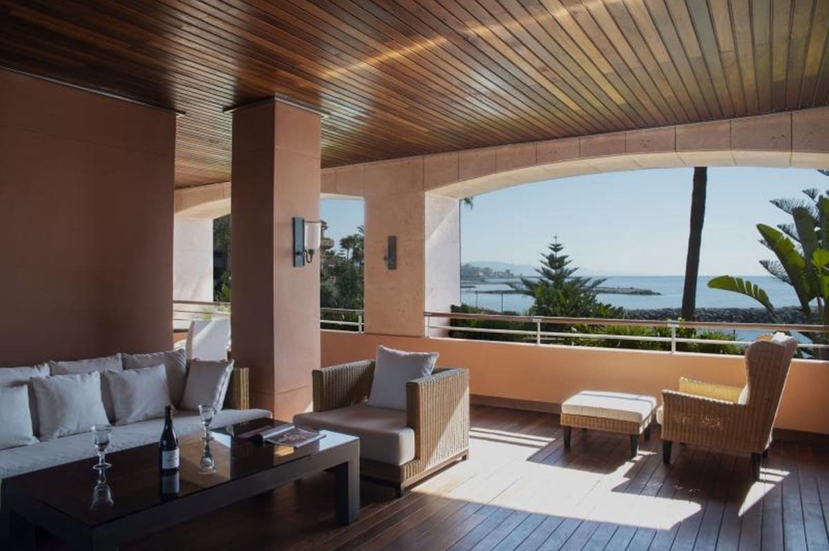 Apartamento de 2 habitaciones en Puerto Banus en venta con piscina garaje - 1.790.000 € (Ref: 10001525)