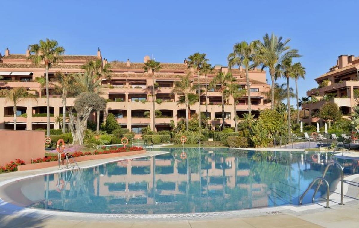 Apartamento de 2 habitaciones en Puerto Banus en venta con piscina garaje - 1.790.000 € (Ref: 10001525)