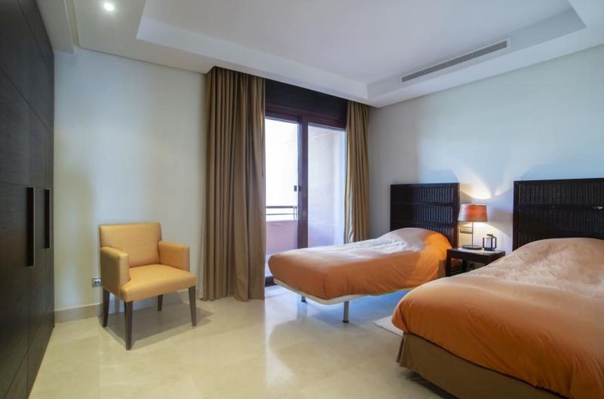 Apartamento de 2 habitaciones en Puerto Banus en venta con piscina garaje - 1.790.000 € (Ref: 10001525)
