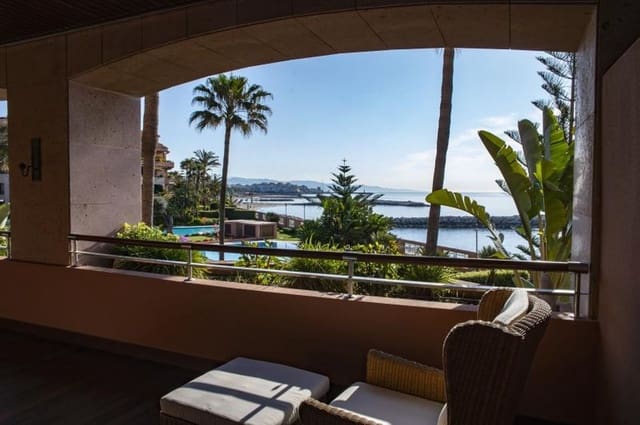 Apartamento de 2 habitaciones en Puerto Banus, Marbella en venta con piscina garaje - 1.790.000 € (Ref: 10001525)