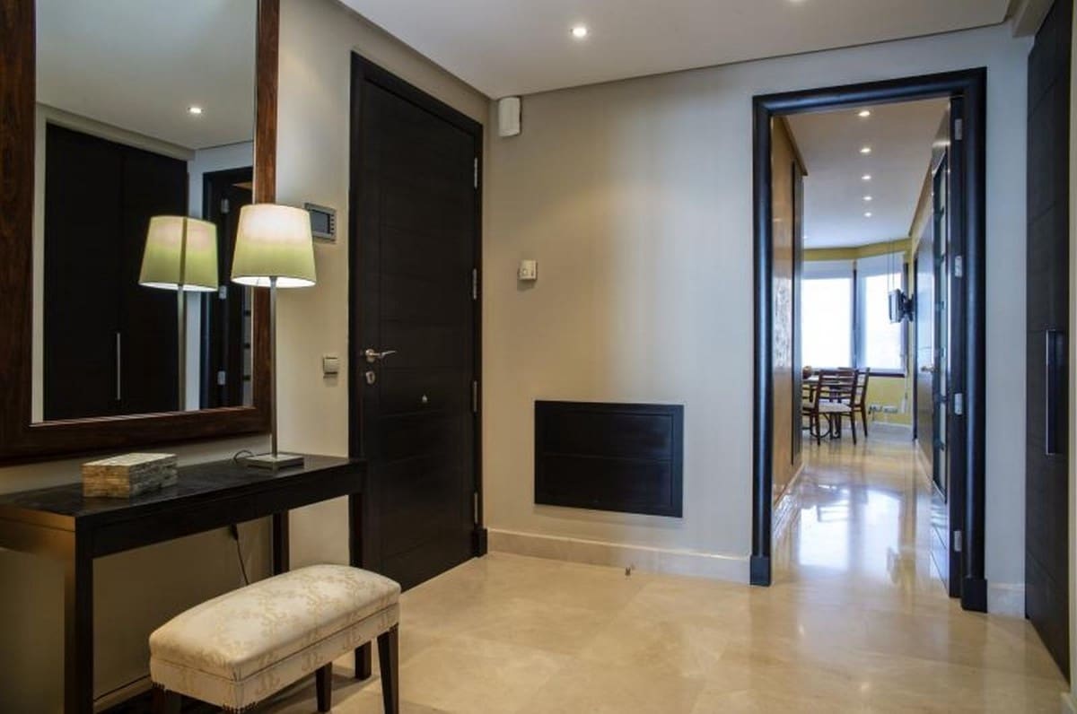 Apartamento de 2 habitaciones en Puerto Banus en venta con piscina garaje - 1.790.000 € (Ref: 10001525)