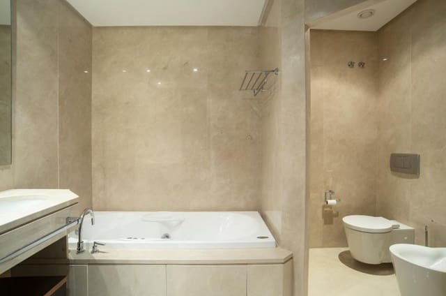 Apartamento de 2 habitaciones en Puerto Banus, Marbella en venta con piscina garaje - 1.790.000 € (Ref: 10001525)