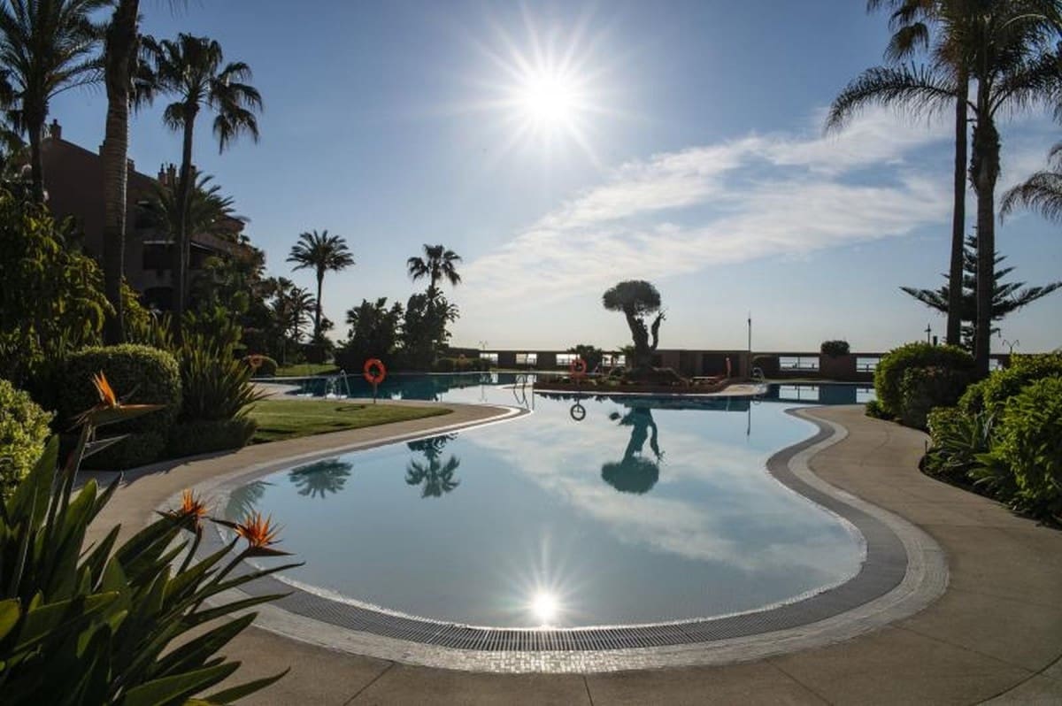 Apartamento de 2 habitaciones en Puerto Banus en venta con piscina garaje - 1.790.000 € (Ref: 10001525)