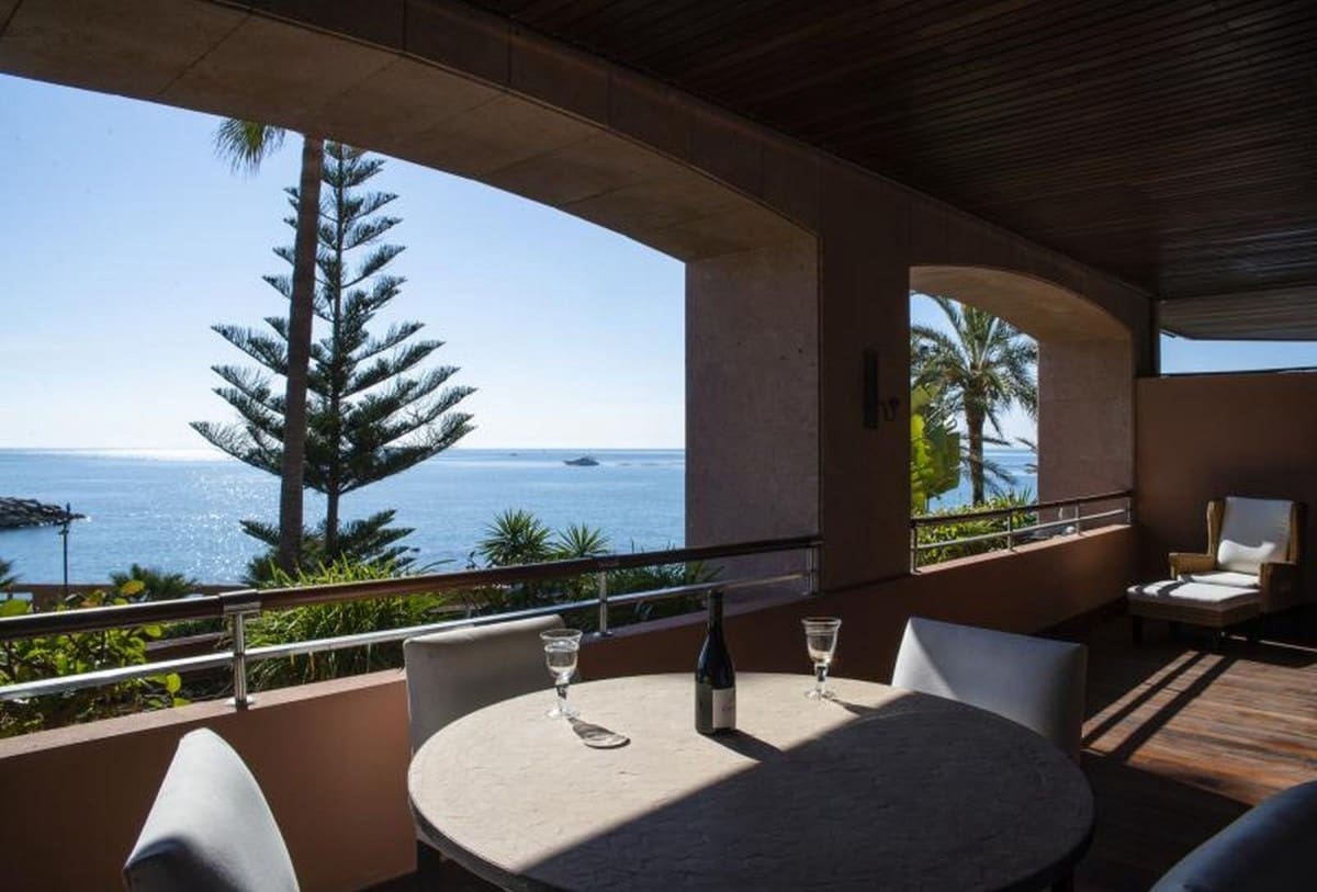 Apartamento de 2 habitaciones en Puerto Banus en venta con piscina garaje - 1.790.000 € (Ref: 10001525)