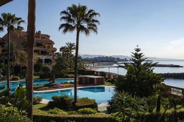 Apartamento de 2 habitaciones en Puerto Banus, Marbella en venta con piscina garaje - 1.790.000 € (Ref: 10001525)