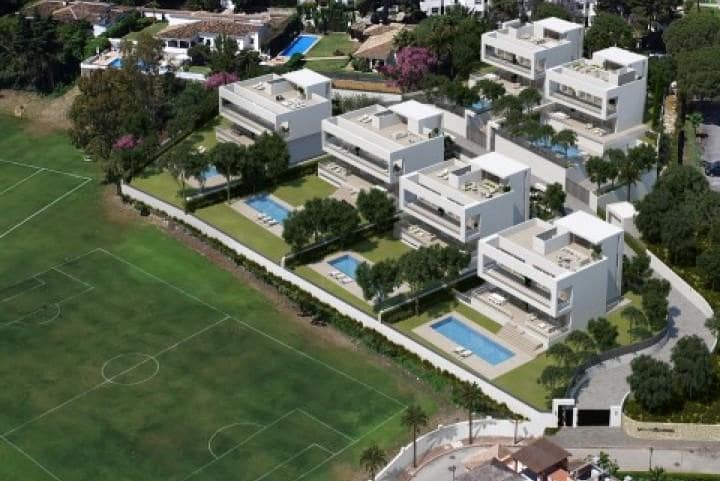 5 bedroom Villa for sale in Marbella with pool garage - € 2,190,000 (Ref: 10001540)