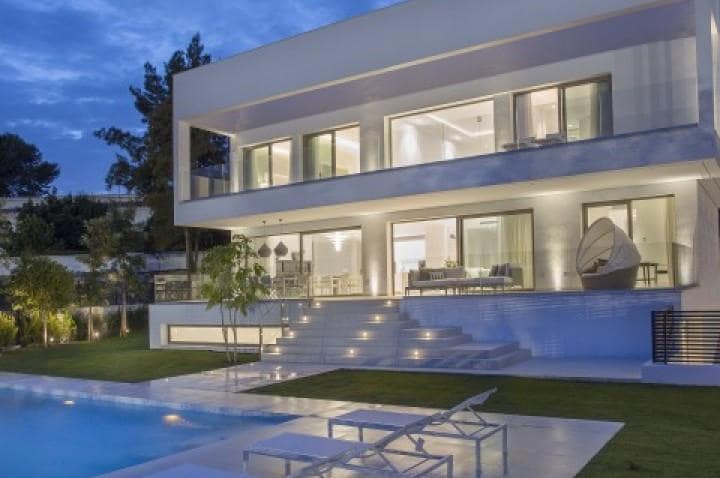 5 bedroom Villa for sale in Marbella with pool garage - € 2,190,000 (Ref: 10001540)