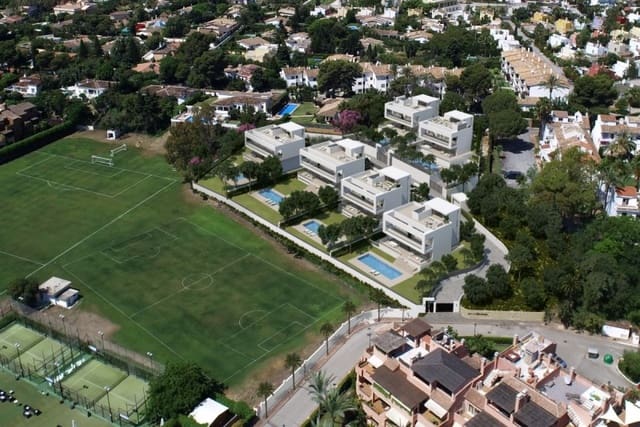5 bedroom Villa for sale in Marbella with pool garage - € 2,190,000 (Ref: 10001540)
