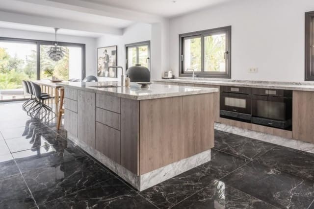 6 sypialnia Willa na sprzedaż w Marbella z basenem garażem - 3 495 000 € (Ref: 10001542)