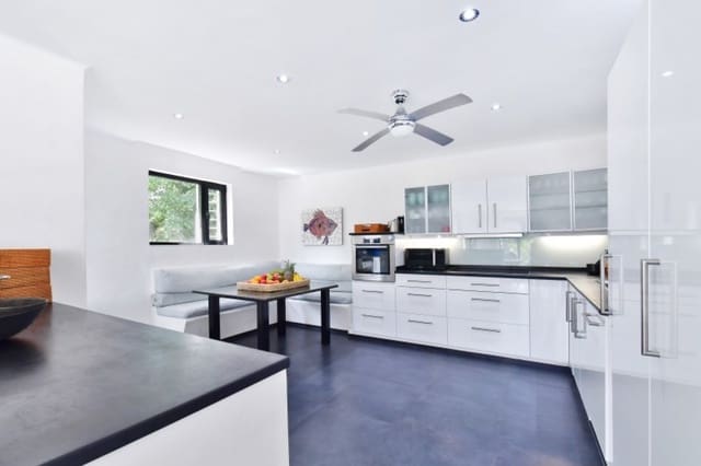 4 bedroom Villa for sale in Marbella with pool garage - € 1,950,000 (Ref: 10001546)