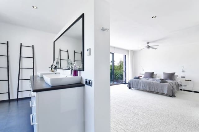 4 bedroom Villa for sale in Marbella with pool garage - € 1,950,000 (Ref: 10001546)