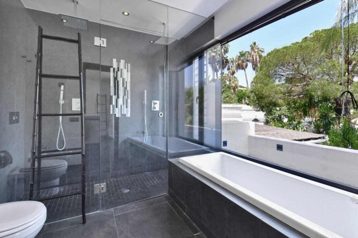 4 bedroom Villa for sale in Marbella with pool garage - € 1,950,000 (Ref: 10001546)