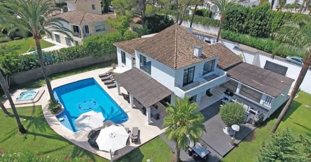 4 bedroom Villa for sale in Marbella with pool garage - € 1,950,000 (Ref: 10001546)