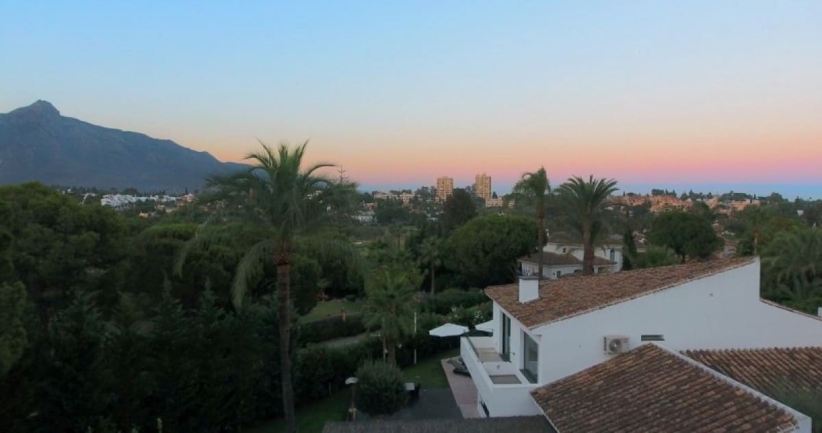 4 bedroom Villa for sale in Marbella with pool garage - € 1,950,000 (Ref: 10001546)