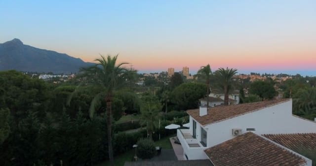 4 bedroom Villa for sale in Marbella with pool garage - € 1,950,000 (Ref: 10001546)