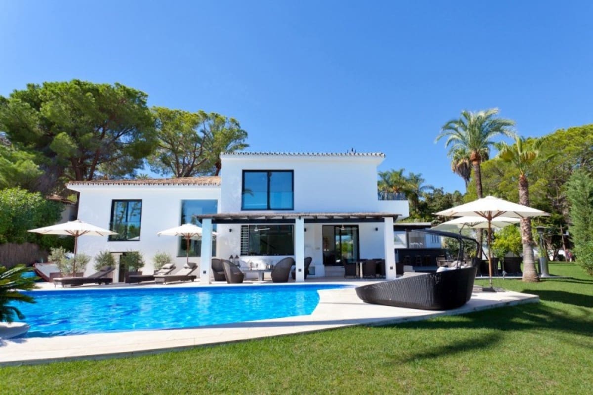 4 bedroom Villa for sale in Marbella with pool garage - € 1,950,000 (Ref: 10001546)