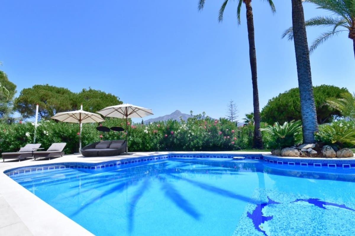 4 bedroom Villa for sale in Marbella with pool garage - € 1,950,000 (Ref: 10001546)