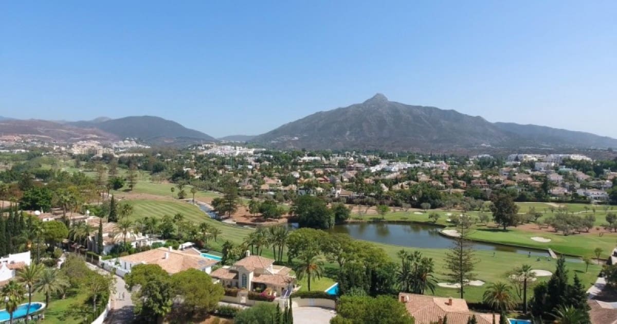 4 bedroom Villa for sale in Marbella with pool garage - € 1,950,000 (Ref: 10001546)
