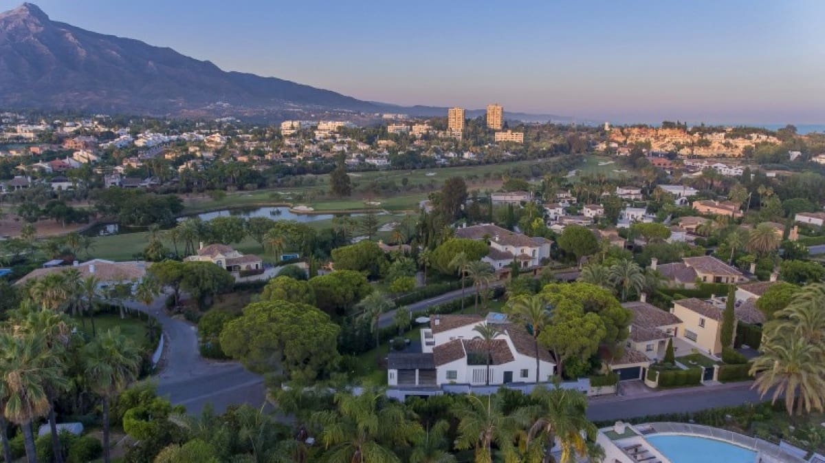 4 bedroom Villa for sale in Marbella with pool garage - € 1,950,000 (Ref: 10001546)