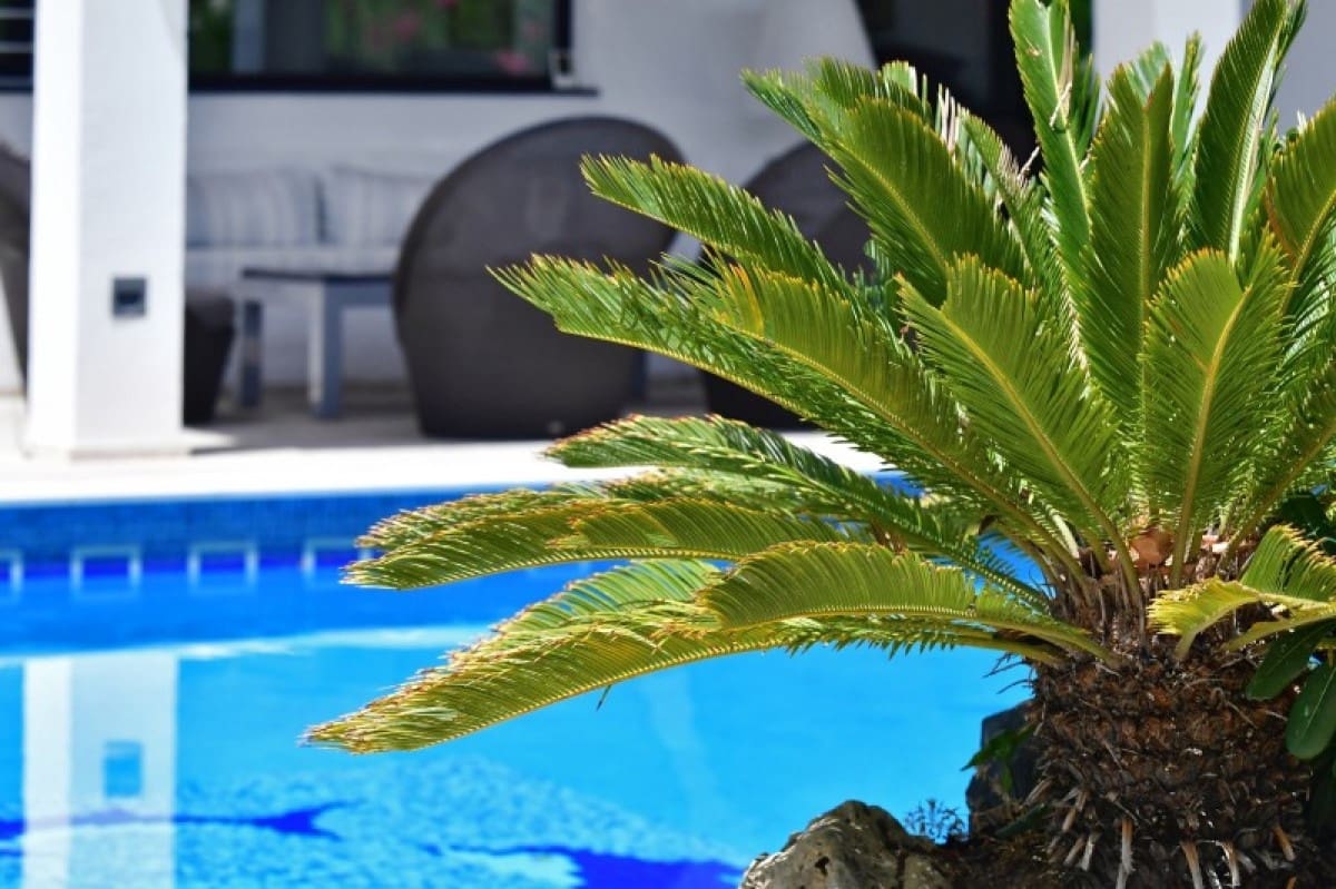 4 bedroom Villa for sale in Marbella with pool garage - € 1,950,000 (Ref: 10001546)