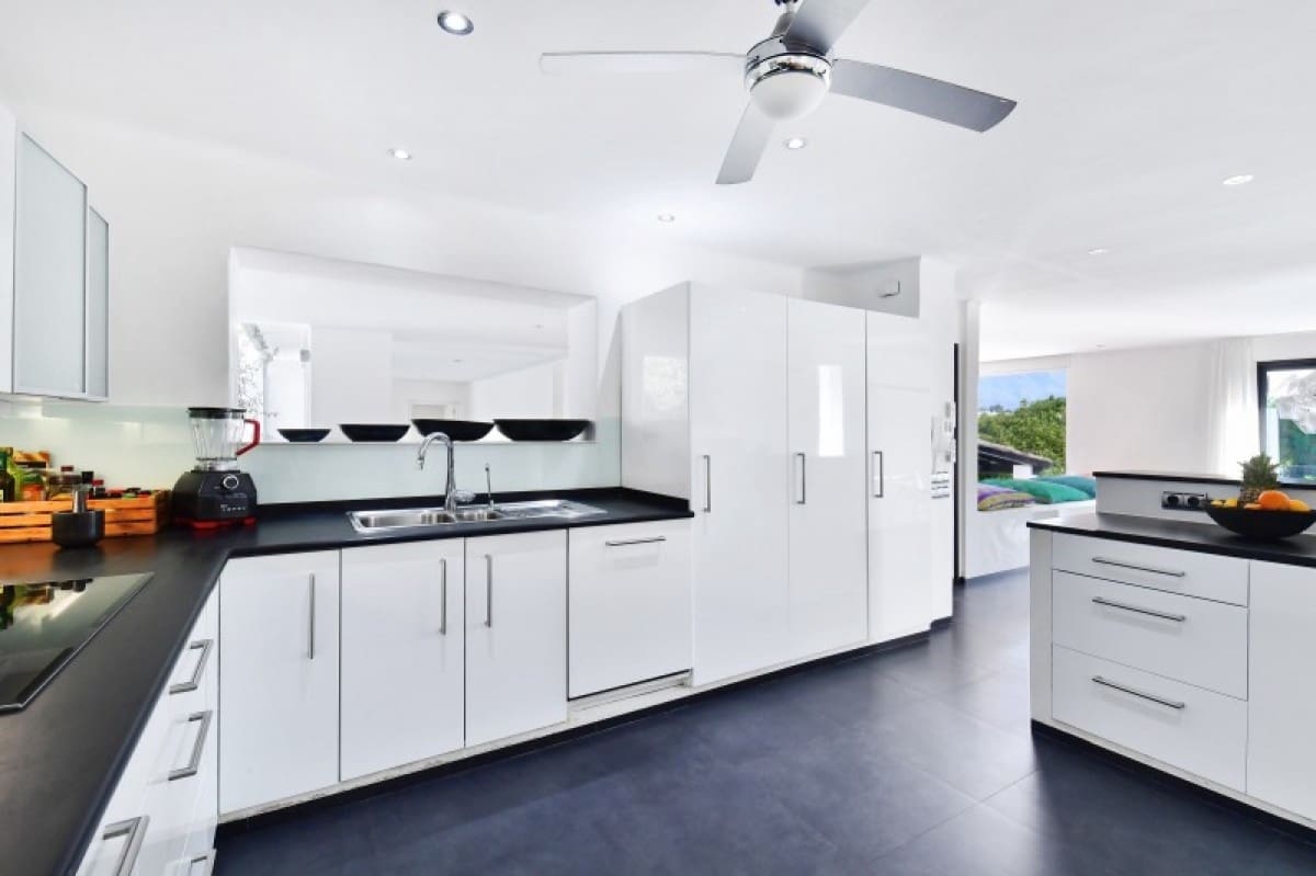 4 bedroom Villa for sale in Marbella with pool garage - € 1,950,000 (Ref: 10001546)