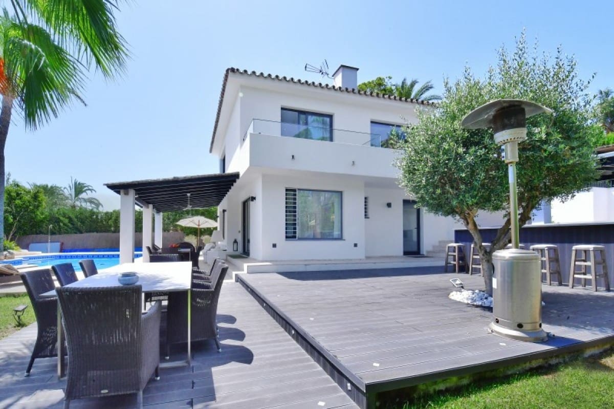 4 bedroom Villa for sale in Marbella with pool garage - € 1,950,000 (Ref: 10001546)