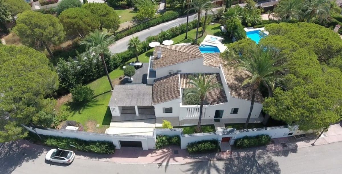 4 bedroom Villa for sale in Marbella with pool garage - € 1,950,000 (Ref: 10001546)