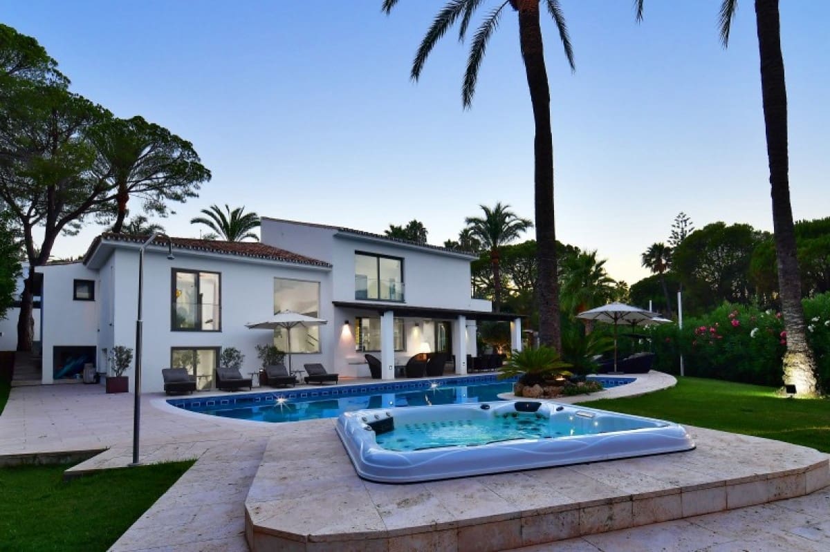 4 bedroom Villa for sale in Marbella with pool garage - € 1,950,000 (Ref: 10001546)