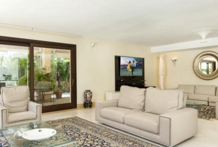 Chalet de 5 habitaciones en Marbella en venta con piscina garaje - 1.595.000 € (Ref: 10001553)
