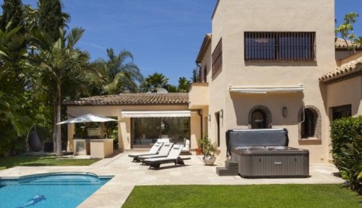 Chalet de 5 habitaciones en Marbella en venta con piscina garaje - 1.595.000 € (Ref: 10001553)