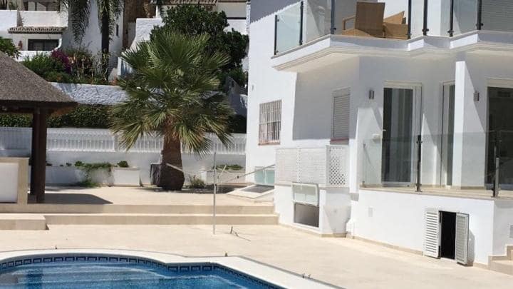 5 makuuhuone Huvila myytävänä paikassa Puerto Banus mukana uima-altaan - 1 195 000 € (Ref: 10001554)