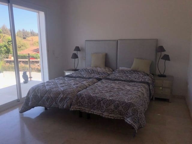 5 makuuhuone Huvila myytävänä paikassa Puerto Banus, Marbella mukana uima-altaan - 1 195 000 € (Ref: 10001554)