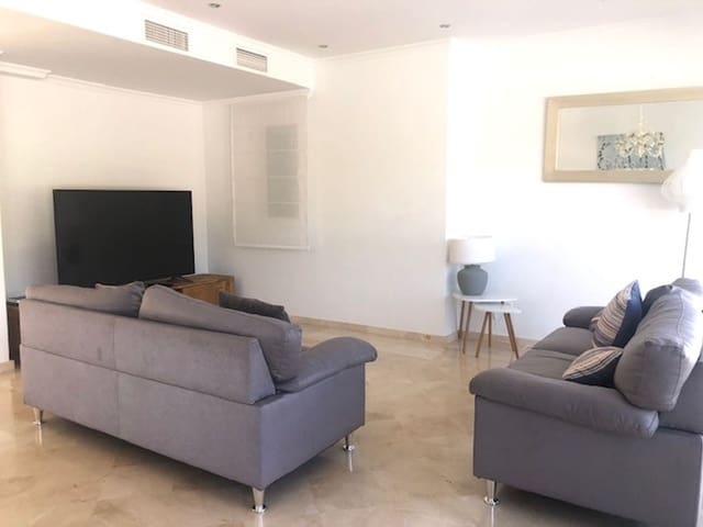 5 makuuhuone Huvila myytävänä paikassa Puerto Banus, Marbella mukana uima-altaan - 1 195 000 € (Ref: 10001554)