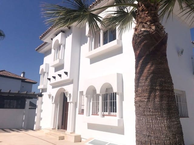 5 makuuhuone Huvila myytävänä paikassa Puerto Banus, Marbella mukana uima-altaan - 1 195 000 € (Ref: 10001554)