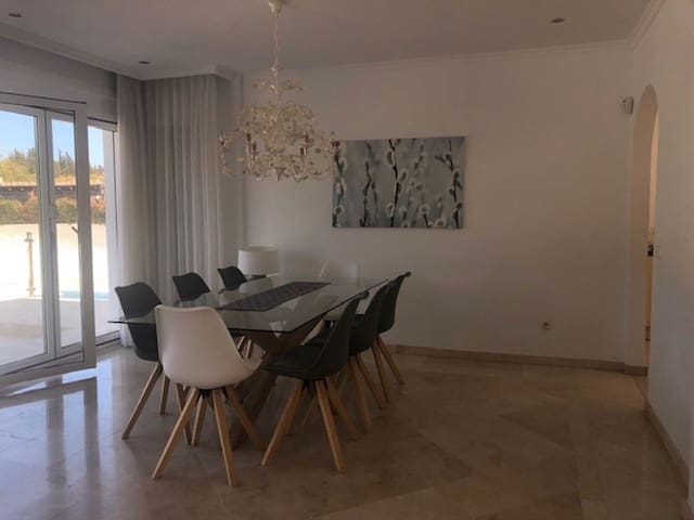 5 makuuhuone Huvila myytävänä paikassa Puerto Banus, Marbella mukana uima-altaan - 1 195 000 € (Ref: 10001554)