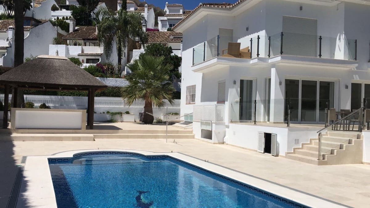 5 makuuhuone Huvila myytävänä paikassa Puerto Banus mukana uima-altaan - 1 195 000 € (Ref: 10001554)