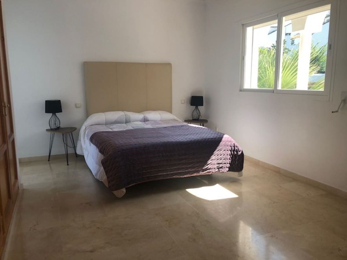 5 makuuhuone Huvila myytävänä paikassa Puerto Banus mukana uima-altaan - 1 195 000 € (Ref: 10001554)