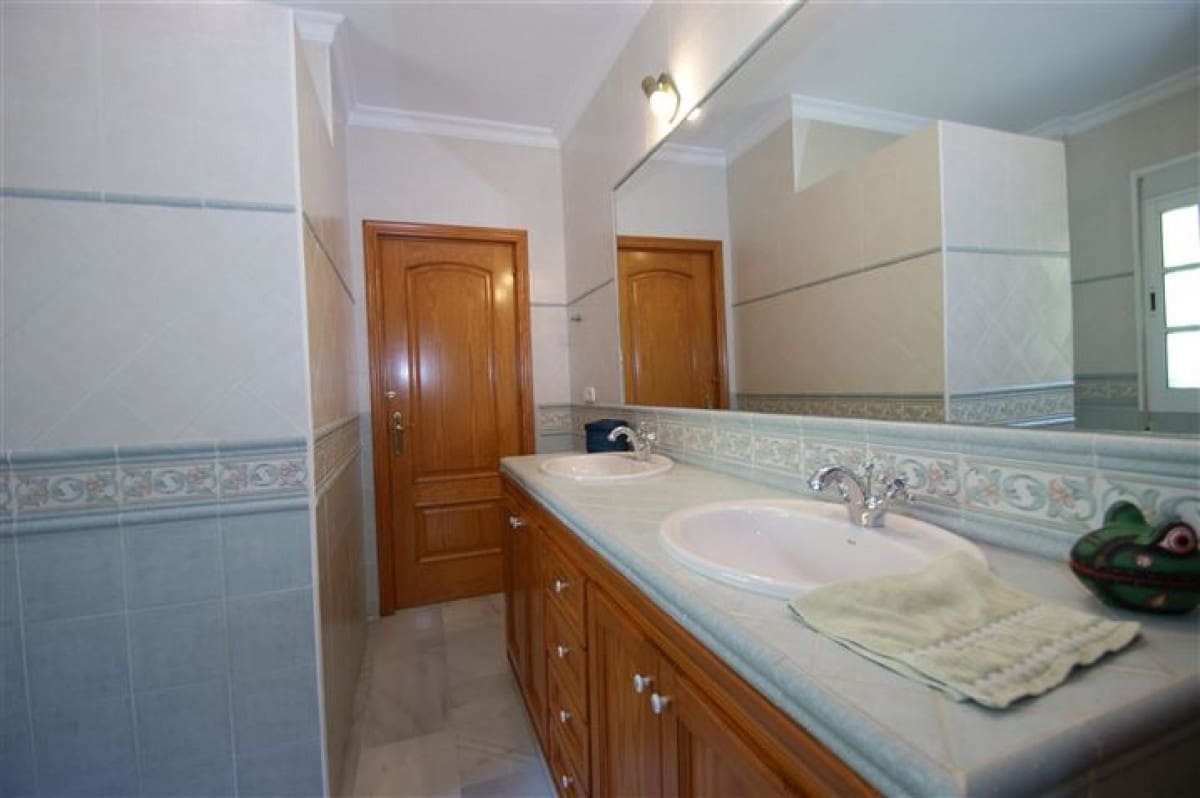4 soverom Villa til salgs i Marbella med svømmebasseng garasje - € 1 190 000 (Ref: 10001555)
