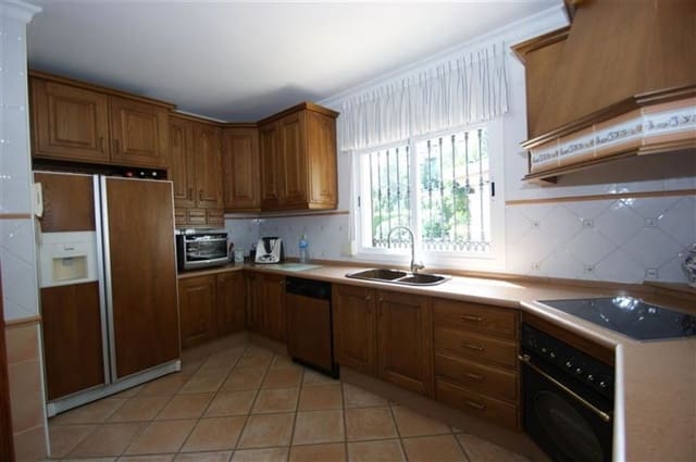 4 soverom Villa til salgs i Marbella med svømmebasseng garasje - € 1 190 000 (Ref: 10001555)