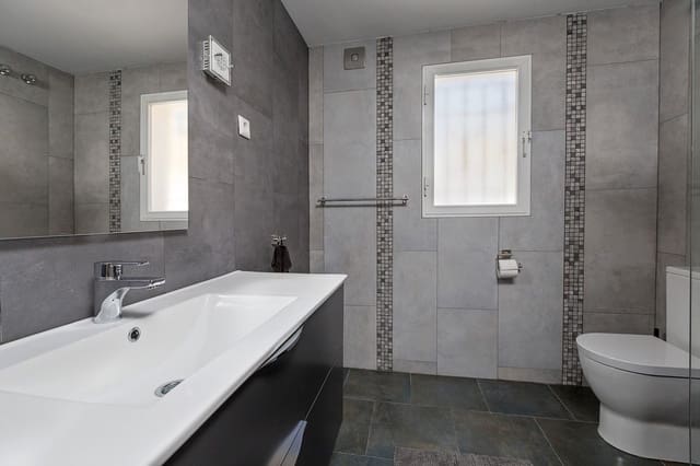 5 quarto Moradia para venda em Marbella com piscina garagem - 999 000 € (Ref: 10001556)