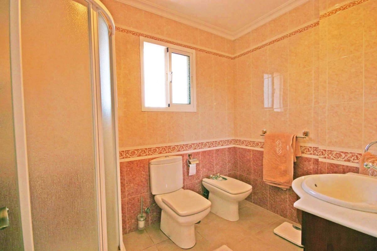 5 slaapkamer Villa te koop in Marbella met zwembad garage - € 749.000 (Ref: 10001557)